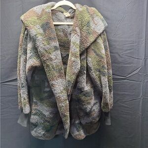 Fuzzy Hem & Thread Camouflage Hooded Jacket Sz OS (10QL)